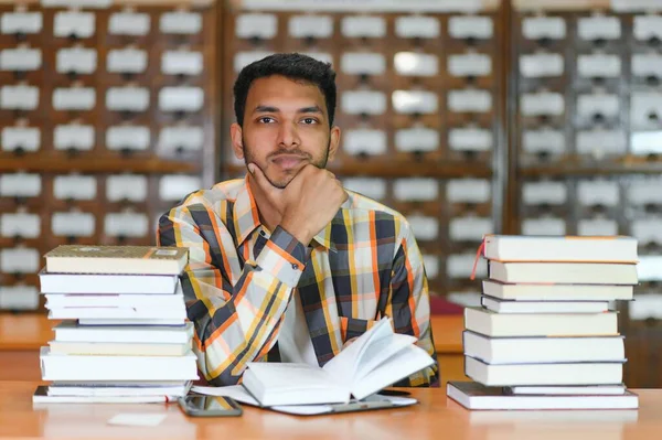 Retrato Estudante Indiano Internacional Alegre Sexo Masculino Com Mochila Aprendendo — Fotografia de Stock