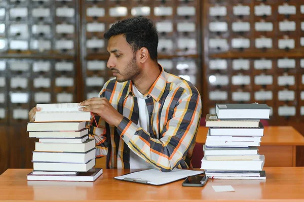 Портрет Веселого Індійського Студента Рюкзаком Навчання Аксесуарів Стоять Біля Книжкових — стокове фото