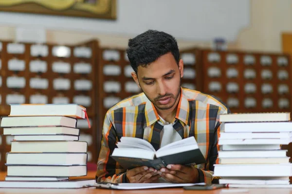 Ευτυχισμένος Έξυπνος Ινδός Αράβιος Άντρας Μικτής Φυλής Φοιτητής Πανεπιστημίου Στη — Φωτογραφία Αρχείου