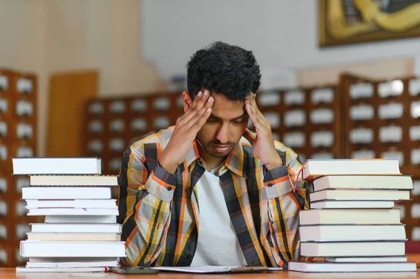 Manlig Indian Student Biblioteket Med Bok — Stockfoto