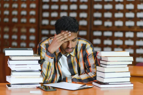 図書室の男性インド人学生 — ストック写真
