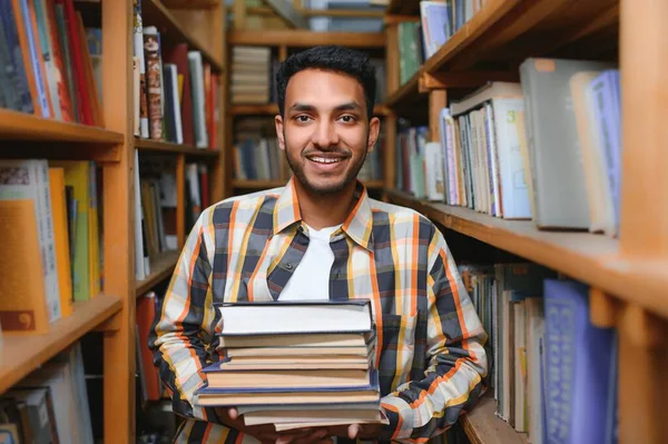 Inteligente Árabe Indiano Estudante Masculino Freelancer Roupas Casuais Elegantes Biblioteca — Fotografia de Stock
