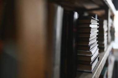 Arşivdeki raflardaki eski kitaplar bulanık resim, kütüphane.