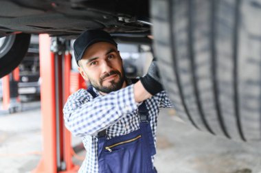 Otomatik mekanik kaldırdı arabanın altındaki çalışma.