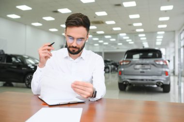 Yeni bir arabam var. Araba kiralama formu imzalayan istemci