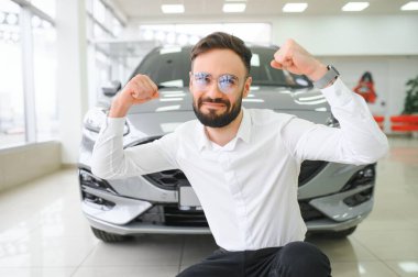 Evet, bu benim yeni arabam. Araba galerisindeki müşteri..