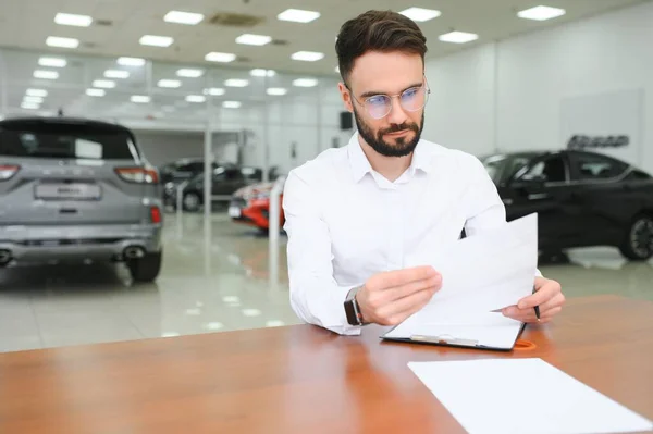 Have New Car Client Signing Car Lease Form — Stock Photo, Image