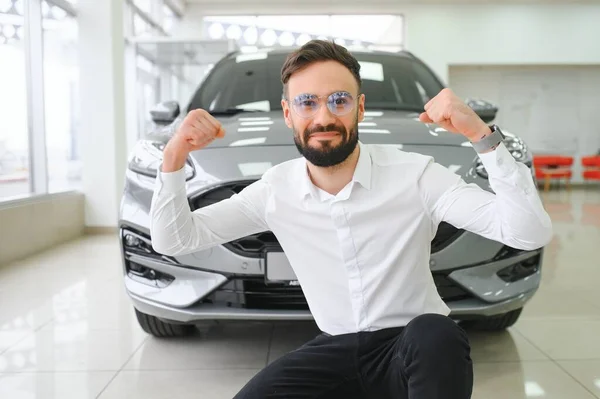 Joven Feliz Revisando Auto Nuevo Lujo Comprando Auto Centro Concesionarios — Foto de Stock