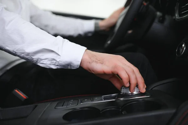 男性の手クランクは 電気自動車の運転シフトギア電気自動車のギアを制御します — ストック写真