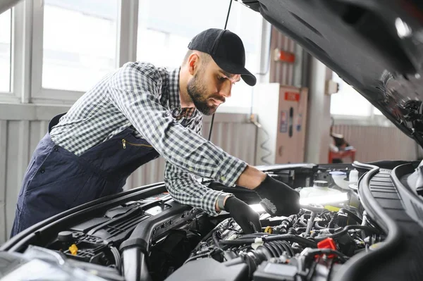 Mekaniker Undersöka Huven Bilen Reparation Garaget — Stockfoto