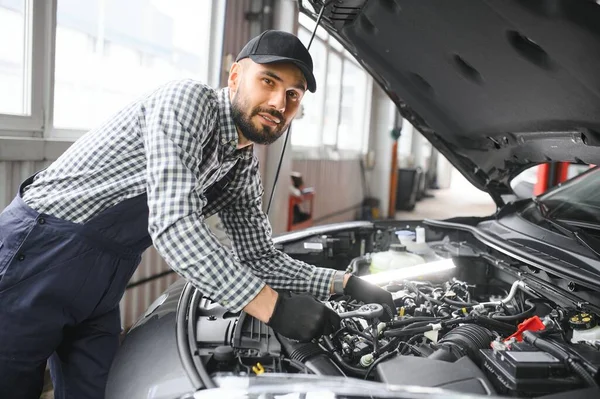 Profesionální Mechanik Pracuje Autě Autoservisu Opravář Bezpečnostních Skel Opravuje Motor — Stock fotografie
