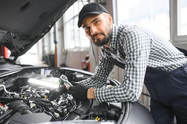 Mavi Üniformalı Yetişkin Adam Otomobil Salonunda Çalışıyor — Stok fotoğraf