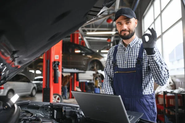 Smiling Mechanic Using Laptop Repair Garage — Stock Photo, Image