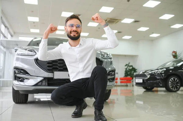 Joven Feliz Revisando Auto Nuevo Lujo Comprando Auto Centro Concesionarios — Foto de Stock