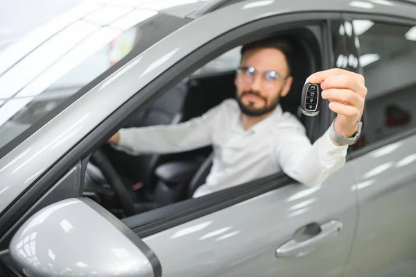 購入前にインテリアをテストするための高級現代車の中に入る正式な摩耗で幸せな白人男性 ディーラー 購入の概念 — ストック写真