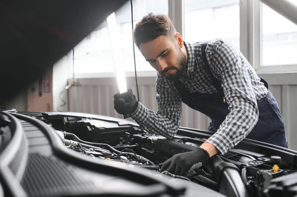 Professional Mekanik Adalah Bekerja Pada Mobil Layanan Mobil Repairman Safety — Stok Foto