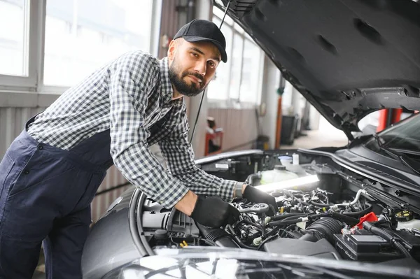 Dorosły Mężczyzna Niebieskim Mundurze Pracuje Salonie Samochodowym — Zdjęcie stockowe