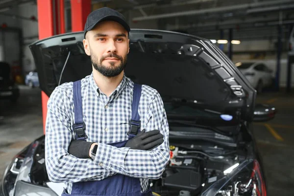 Felnőtt Férfi Kék Színű Egyenruhában Dolgozik Autószalonban — Stock Fotó