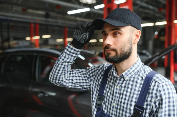 Erwachsener Mann Blauer Uniform Arbeitet Automobilsalon — Stockfoto