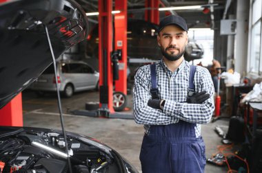 Araba servisi merkezinde erkek tamirci..