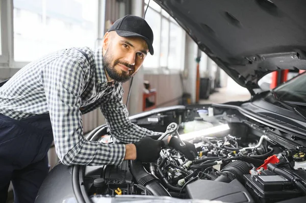 Profesjonalny Mechanik Pracuje Nad Samochodem Serwisie Samochodowym Naprawiający Okulary Bezpieczeństwa — Zdjęcie stockowe