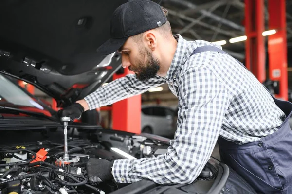 Mekaniker Undersöka Huven Bilen Reparation Garaget — Stockfoto