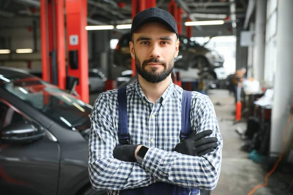 Schöner Automechaniker Posiert Autoservice — Stockfoto