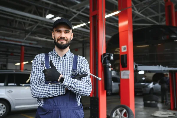 Felnőtt Férfi Kék Színű Egyenruhában Dolgozik Autószalonban — Stock Fotó