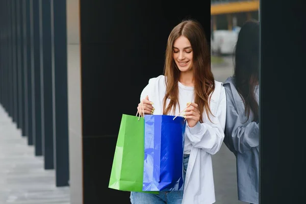 黑色星期五 一个时尚漂亮 快乐的女人站在购物中心附近 提着购物袋 — 图库照片