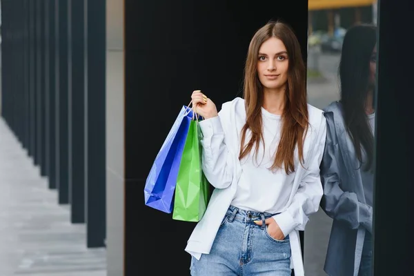 Μοντέρνο Όμορφη Ευτυχισμένη Γυναίκα Στέκεται Τσάντες Ψώνια Κοντά Ένα Εμπορικό — Φωτογραφία Αρχείου