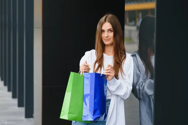 Kvinna Som Innehar Shoppingväskor Lyxmärken Promenader Nära Köpcentrum — Stockfoto