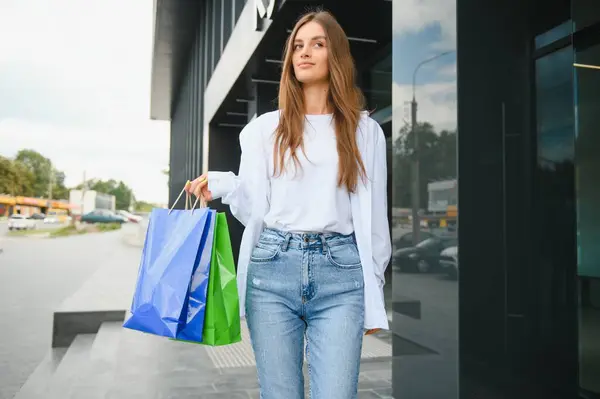 Mulher Segurando Sacos Compras Marcas Luxo Andando Perto Shopping Center — Fotografia de Stock