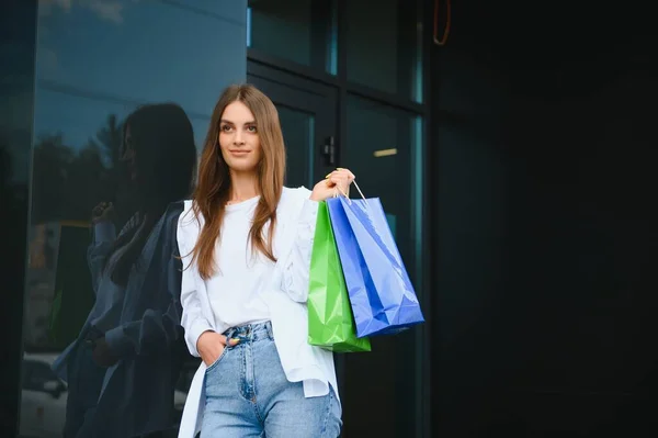 Fashionabla Vackra Glad Kvinna Står Med Shoppingväskor Nära Ett Köpcentrum — Stockfoto