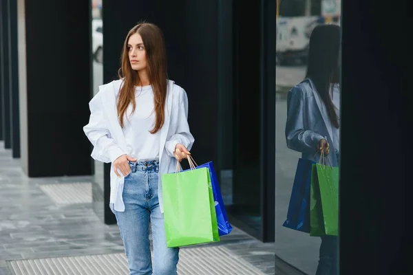 Mulher Segurando Sacos Compras Marcas Luxo Andando Perto Shopping Center — Fotografia de Stock
