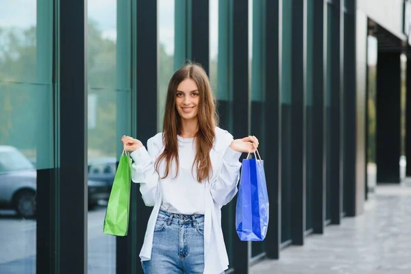 Vacker Ung Kvinna Med Shoppingkassar Nära Shop Utomhus — Stockfoto