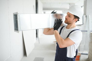 Endüstri Teması. Profesyonel Kafkas Teknisyeninin Depo Isıtma ve Soğutma Sistemi Kurumu. Ticari Bina Havalandırma Kanalları. Hava Dağıtımı