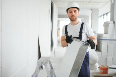 HVC mühendisi yeni ev için ısı kurtarma havalandırma sistemi kursun. Boşluğu kopyala