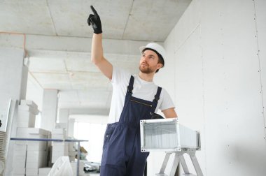 HVC mühendisi yeni ev için ısı kurtarma havalandırma sistemi kursun. Boşluğu kopyala