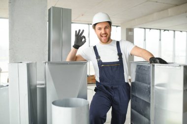 hvac hizmetleri - işçiler havalandırma ve havalandırma için boru sistemi kurdular