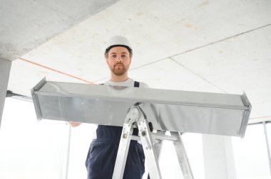 Endüstri Teması. Profesyonel Kafkas Teknisyeninin Depo Isıtma ve Soğutma Sistemi Kurumu. Ticari Bina Havalandırma Kanalları. Hava Dağıtımı