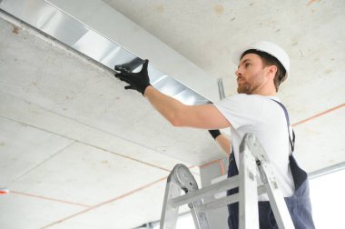 hvac hizmetleri - işçiler havalandırma ve havalandırma için boru sistemi kurdular