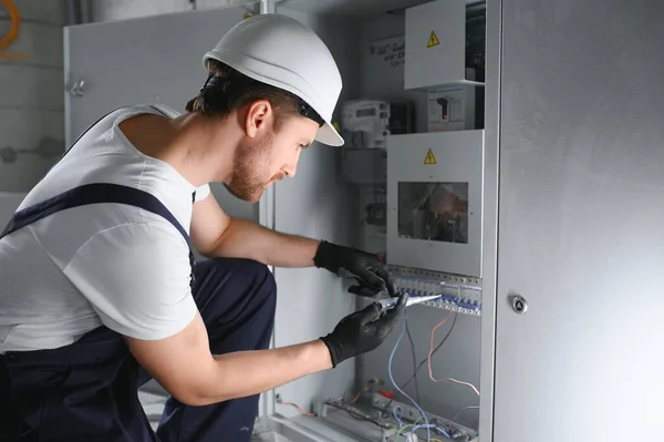 Eletricista Masculino Trabalha Quadro Com Cabo Conexão Elétrica — Fotografia de Stock