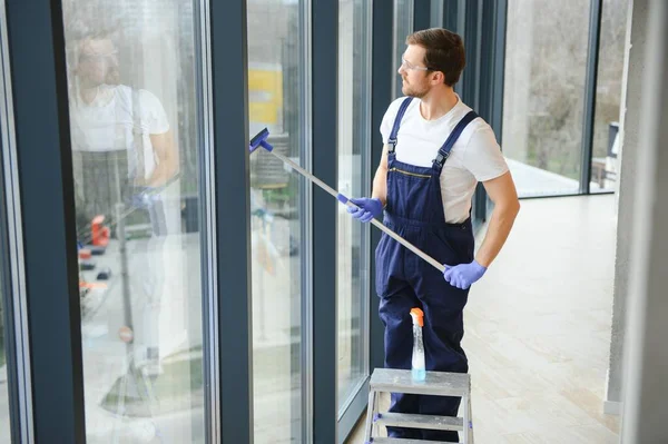 一名专业清洁服务的雇员洗刷大楼窗户的玻璃 商铺及商铺的橱窗清洁 — 图库照片