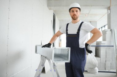 hvac hizmetleri - işçiler havalandırma ve havalandırma için boru sistemi kurdular