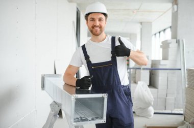 hvac hizmetleri - işçiler havalandırma ve havalandırma için boru sistemi kurdular