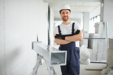 Endüstri Teması. Profesyonel Kafkas Teknisyeninin Depo Isıtma ve Soğutma Sistemi Kurumu. Ticari Bina Havalandırma Kanalları. Hava Dağıtımı
