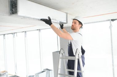 HVC mühendisi yeni ev için ısı kurtarma havalandırma sistemi kursun. Boşluğu kopyala