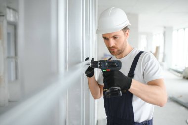 Alçıpan bölmesi için metal profil çerçevesini duvara bağlayın..