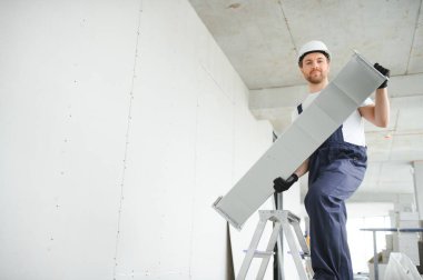 HVC mühendisi yeni ev için ısı kurtarma havalandırma sistemi kursun. Boşluğu kopyala