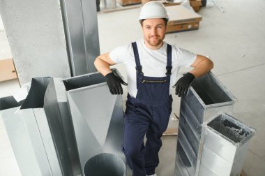 hvac hizmetleri - işçiler havalandırma ve havalandırma için boru sistemi kurdular